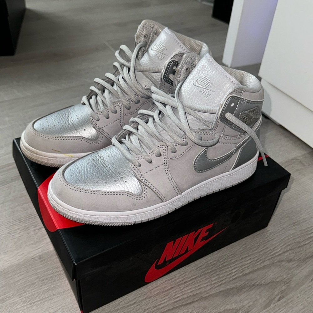 Jordan’s women’s size 7 , kids size 5.